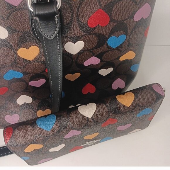 COACH GALLERY TOTE SIGNATURE CANVAS HEART PRINT W/ MATCHING WALLET - Picture 13 of 15
